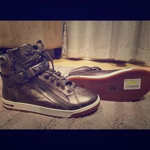 Women’s Micheal Kors Sneakers size 9